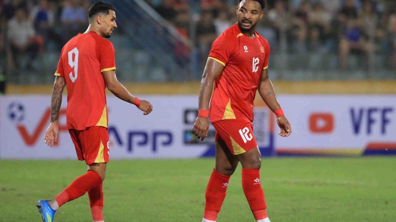 Nhận định bóng đá ĐT Việt Nam vs ĐT Malaysia Thời gian: 19h00 ngày 31/3/2026 | SVĐ Thiên Trường | Vòng loại Asian Cup 2026 Trận tái đấu giữa đội tuyển Việt Nam và Malaysia lúc 19h00 ngày 31/3 tại "chảo lửa" Thiên Trường đang thu hút sự quan tâm lớn của người hâm mộ. Dù cục diện bảng F vòng loại Asian Cup 2027 đã an bài sau án phạt chấn động từ AFC dành cho FAM, khiến Malaysia bị xử thua và trừ 6 điểm, trận đấu này vẫn mang ý nghĩa đặc biệt. Với 15 điểm tuyệt đối, thầy trò HLV Kim Sang-sik đã chắc suất đầu bảng, nhưng mục tiêu giành chiến thắng để duy trì phong độ và tích lũy điểm số trên bảng xếp hạng FIFA vẫn là ưu tiên hàng đầu. Nhận định bóng đá ĐT Việt Nam vs ĐT Malaysia - Vòng loại Asian Cup 2027: Son - Hên cùng lập công? Dù không còn ý nghĩa về mặt điểm số, trận tái đấu giữa ĐT Việt Nam vs Malaysia sẽ là cuộc chiên danh dự của 2 đội. Dựa trên tình hình lực lượng, giới chuyên môn nhận định trận đấu nghiêng hẳn về phía "Những chiến binh sao Vàng". Sự trở lại của những cái tên đẳng cấp như Đoàn Văn Hậu, Trần Đình Trọng kết hợp cùng dàn sao nhập tịch, gốc Việt hùng hậu như Nguyễn Xuân Son, Nguyễn Filip và Cao Pendant Quang Vinh giúp HLV Kim Sang-sik sở hữu "hỏa lực" cực mạnh. Ngược lại, dù vẫn giữ lối chơi dựa trên ngoại binh, nhưng việc mất 7 trụ cột vì án phạt từ FIFA và CAS chắc chắn sẽ khiến sức mạnh của "Bầy hổ Mã Lai" suy giảm đáng kể. Nhận định bóng đá ĐT Việt Nam vs ĐT Malaysia - Vòng loại Asian Cup 2027: Son - Hên cùng lập công? Song sát Hên - Son là niềm hy vọng của ĐT Việt Nam. Với lợi thế sân nhà và lịch sử đối đầu bất bại suốt 12 năm qua, đội tuyển Việt Nam được kỳ vọng sẽ giành chiến thắng thuyết phục để khép lại vòng loại với thành tích toàn thắng. Đội hình dự kiến ĐT Việt Nam: Nguyễn Filip; Đỗ Duy Mạnh, Phạm Xuân Mạnh, Đoàn Văn Hậu, Nguyễn Văn Vĩ, Trương Tiến Anh, Nguyễn Quang Hải, Nguyễn Hoàng Đức, Đỗ Hoàng Hên, Nguyễn Xuân Son, Nguyễn Hai Long. Dự đoán tỷ số: ĐT Việt Nam 3-1 Malaysia
