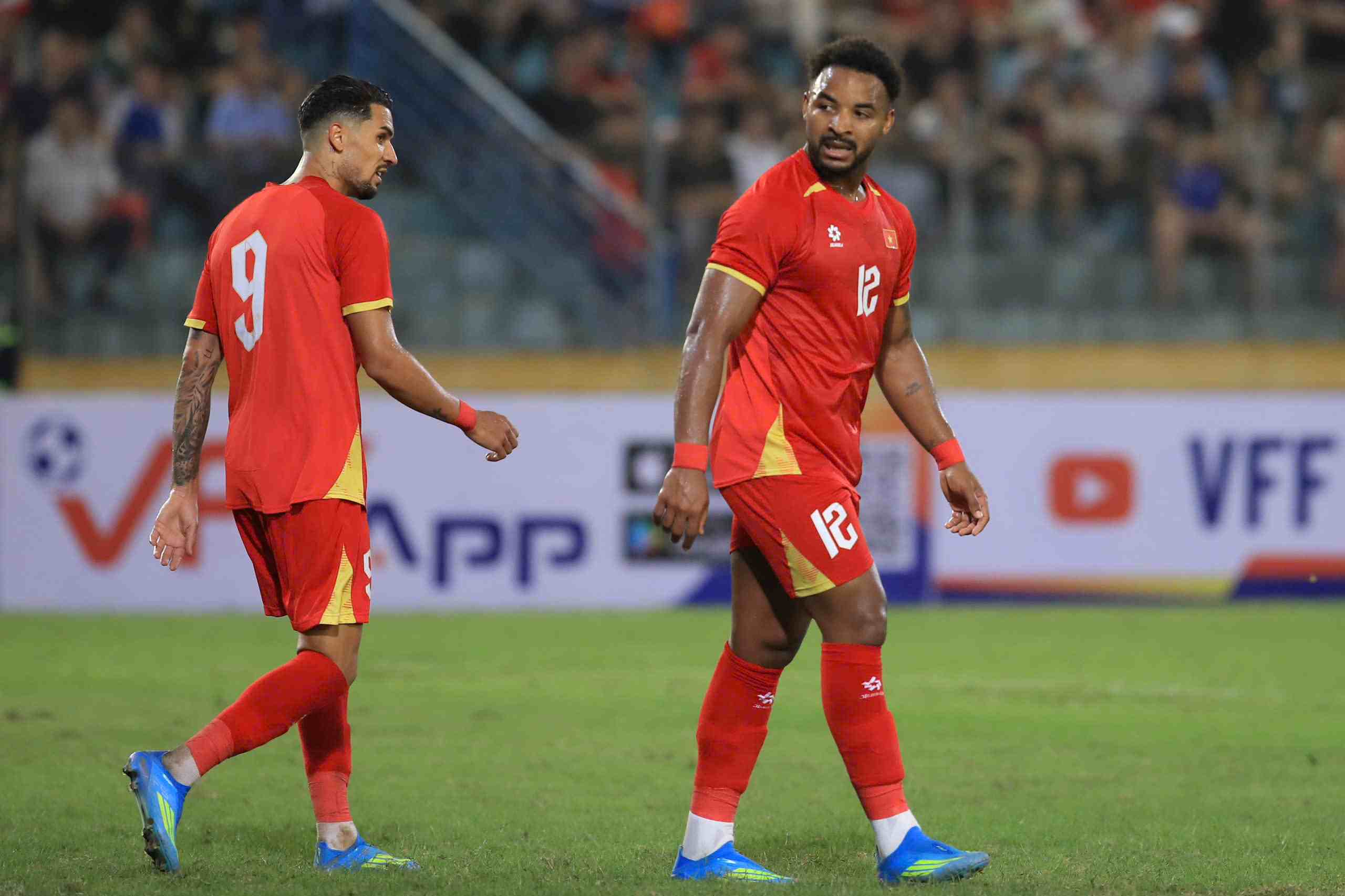 Nhận định bóng đá ĐT Việt Nam vs ĐT Malaysia Thời gian: 19h00 ngày 31/3/2026 | SVĐ Thiên Trường | Vòng loại Asian Cup 2026 Trận tái đấu giữa đội tuyển Việt Nam và Malaysia lúc 19h00 ngày 31/3 tại "chảo lửa" Thiên Trường đang thu hút sự quan tâm lớn của người hâm mộ. Dù cục diện bảng F vòng loại Asian Cup 2027 đã an bài sau án phạt chấn động từ AFC dành cho FAM, khiến Malaysia bị xử thua và trừ 6 điểm, trận đấu này vẫn mang ý nghĩa đặc biệt. Với 15 điểm tuyệt đối, thầy trò HLV Kim Sang-sik đã chắc suất đầu bảng, nhưng mục tiêu giành chiến thắng để duy trì phong độ và tích lũy điểm số trên bảng xếp hạng FIFA vẫn là ưu tiên hàng đầu. Nhận định bóng đá ĐT Việt Nam vs ĐT Malaysia - Vòng loại Asian Cup 2027: Son - Hên cùng lập công? Dù không còn ý nghĩa về mặt điểm số, trận tái đấu giữa ĐT Việt Nam vs Malaysia sẽ là cuộc chiên danh dự của 2 đội. Dựa trên tình hình lực lượng, giới chuyên môn nhận định trận đấu nghiêng hẳn về phía "Những chiến binh sao Vàng". Sự trở lại của những cái tên đẳng cấp như Đoàn Văn Hậu, Trần Đình Trọng kết hợp cùng dàn sao nhập tịch, gốc Việt hùng hậu như Nguyễn Xuân Son, Nguyễn Filip và Cao Pendant Quang Vinh giúp HLV Kim Sang-sik sở hữu "hỏa lực" cực mạnh. Ngược lại, dù vẫn giữ lối chơi dựa trên ngoại binh, nhưng việc mất 7 trụ cột vì án phạt từ FIFA và CAS chắc chắn sẽ khiến sức mạnh của "Bầy hổ Mã Lai" suy giảm đáng kể. Nhận định bóng đá ĐT Việt Nam vs ĐT Malaysia - Vòng loại Asian Cup 2027: Son - Hên cùng lập công? Song sát Hên - Son là niềm hy vọng của ĐT Việt Nam. Với lợi thế sân nhà và lịch sử đối đầu bất bại suốt 12 năm qua, đội tuyển Việt Nam được kỳ vọng sẽ giành chiến thắng thuyết phục để khép lại vòng loại với thành tích toàn thắng. Đội hình dự kiến ĐT Việt Nam: Nguyễn Filip; Đỗ Duy Mạnh, Phạm Xuân Mạnh, Đoàn Văn Hậu, Nguyễn Văn Vĩ, Trương Tiến Anh, Nguyễn Quang Hải, Nguyễn Hoàng Đức, Đỗ Hoàng Hên, Nguyễn Xuân Son, Nguyễn Hai Long. Dự đoán tỷ số: ĐT Việt Nam 3-1 Malaysia